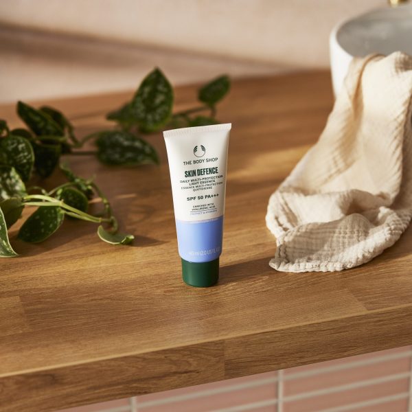 Skin Defence Multi- Protection Light Essence SPF 50 PA +++